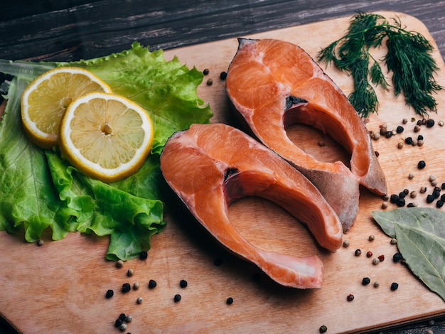 Geschnittene Stücke rohes Forellenfilet. Frischer roter Fisch