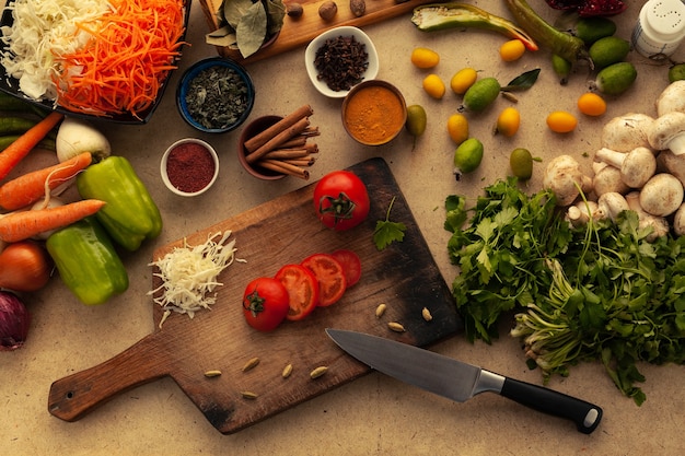 Geschnittene Tomate auf Schneidebrett mit Messer. Kochen vegetarisches Essen, Gemüsezutat für gesunde Ernährung.