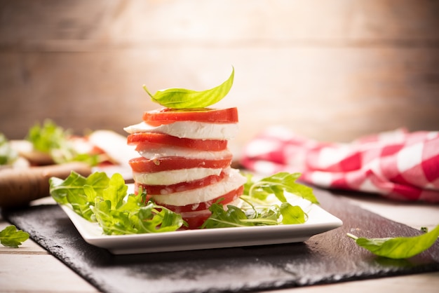 Geschnittene Tomate und Mozzarella in einem hellen Licht Nahaufnahme