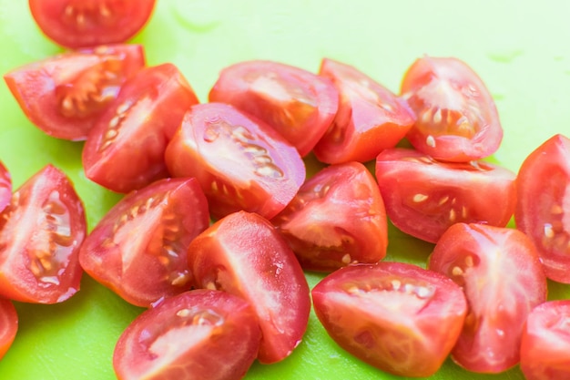 Geschnittene Tomaten auf einem Schneidebrett