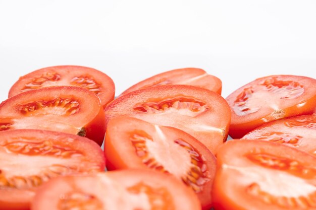 Geschnittene Tomaten auf einer weißen Hintergrundnahaufnahme