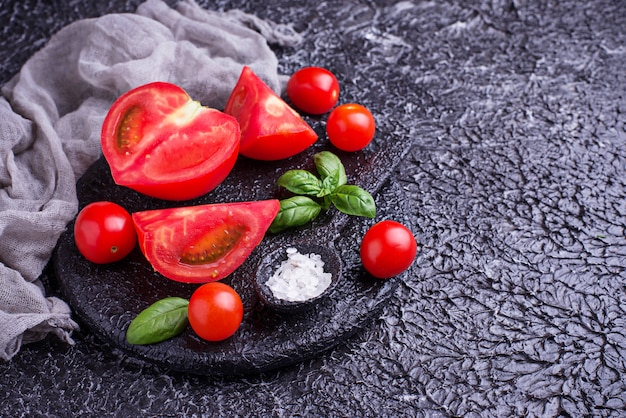 Geschnittene Tomaten auf schwarzem Hintergrund