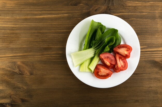 Geschnittene Tomaten mit frischem grünem Salat