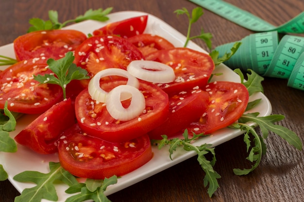 Geschnittene Tomaten mit Sesam bestreut