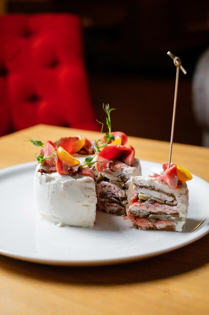 Geschnittene Torte mit Käsegemüse und Schinkenseitenansicht