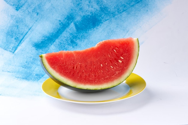 Foto geschnittene wassermelone auf blauem hintergrund