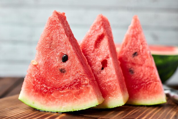 Geschnittene Wassermelone auf hölzernem Hintergrund