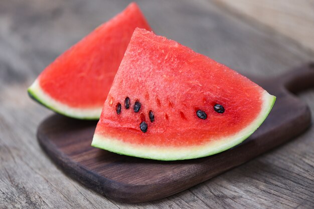 Geschnittene Wassermelone auf Holzschneidebrett. Schließen Sie oben frische Wassermelonenstücke tropische Sommerfrucht