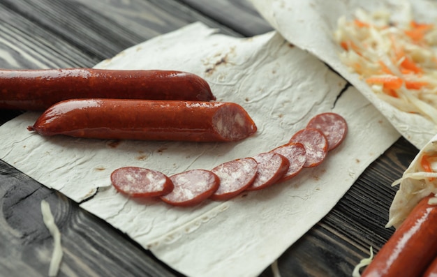 Geschnittene Wurst auf Fladenbrot .photo mit Kopienraum.