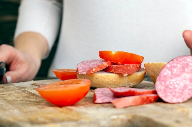 Geschnittene Wurst mit Fleisch und Speck und anderen Lebensmitteln