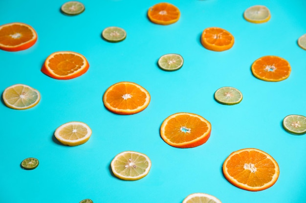 Geschnittene Zitronen, Limetten und Orangenfrüchte auf blauem Hintergrund