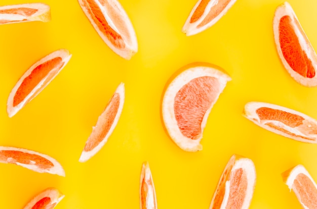 Foto geschnittene zitrusfrüchte auf gelbem hintergrund