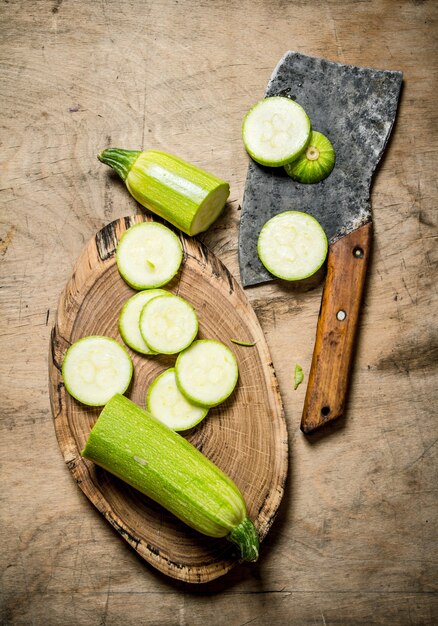 Geschnittene Zucchini und ein altes Beil.