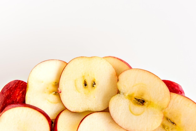 Geschnittener Apfel auf weißem Hintergrund