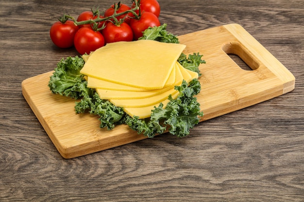 Geschnittener Gauda-Käse über Bord