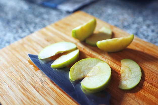 Geschnittener grüner Apfel auf dem Tisch