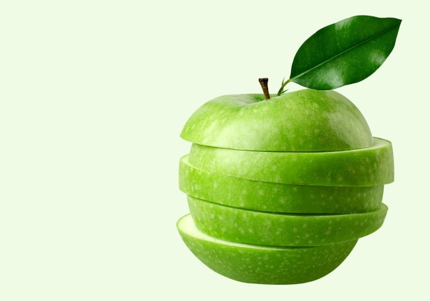 Geschnittener grüner Apfel auf Hintergrund