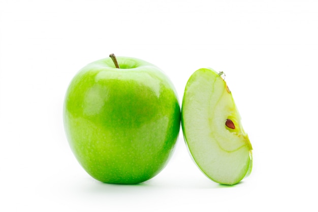 Geschnittener grüner Apfel getrennt auf dem Weiß