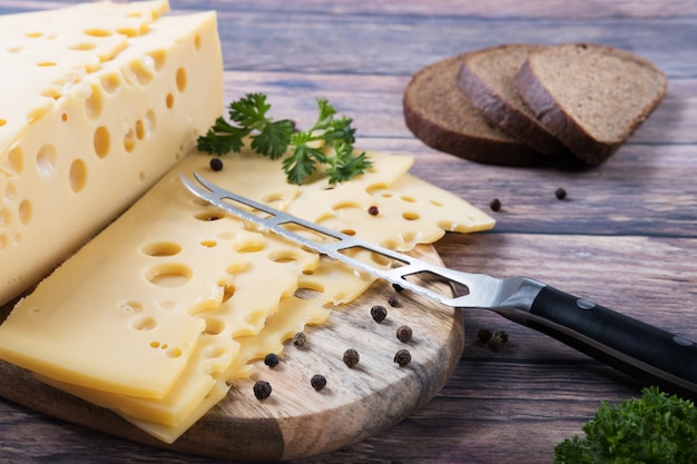 Foto geschnittener käse auf einem hackbrett