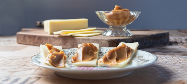 Geschnittener Käse mit süßer Milch. Mit selektivem Fokus.