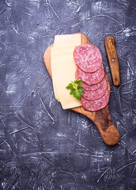 Geschnittener Käse und Salami auf Holzbrett