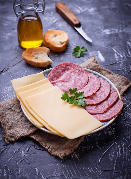 Geschnittener Käse und Salami auf Platte