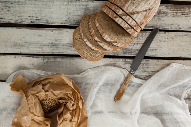 Geschnittener Laib Brot mit Messer