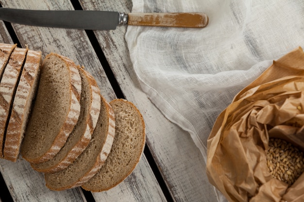 Geschnittener Laib Brot mit Messer