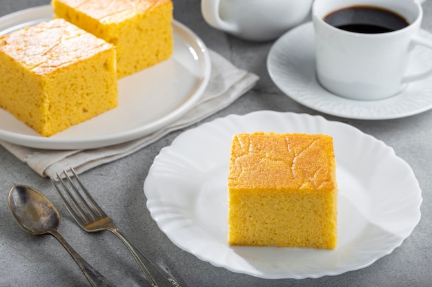 Geschnittener Maismehlkuchen auf dem Tisch