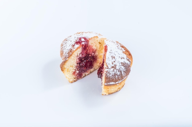 Geschnittener Muffin mit Füllung auf hellem Hintergrund