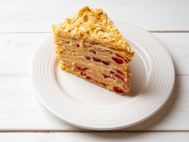 Geschnittener Napoleon-Kuchen mit Erdbeeren Mehrschichtiger Kuchen mit Gebäckcreme Französischer Nachtisch