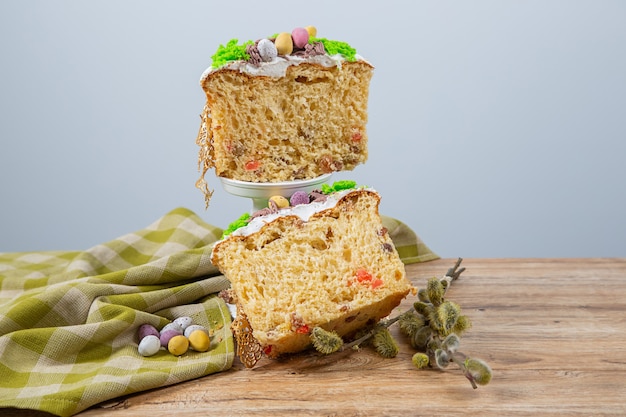 Geschnittener Osterkuchen aus Hefeteig, dekoriert mit essbarem Moos mit Nest und Schokoladeneiern. Die poröse Oberfläche des Kuchens