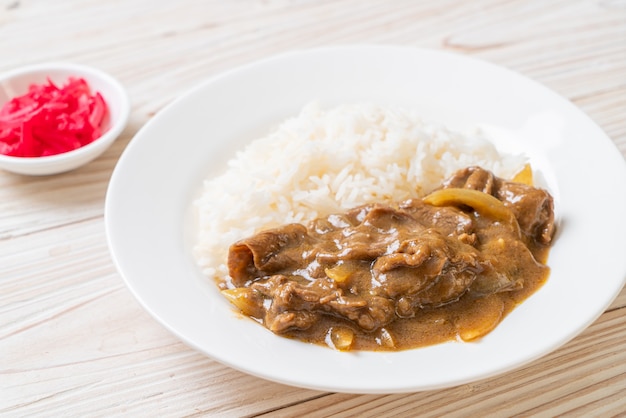 Geschnittener Rindfleisch-Curry-Reis