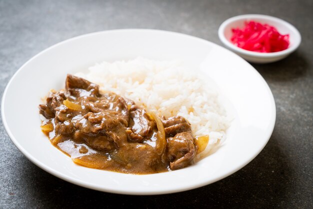 Geschnittener Rindfleisch-Curry-Reis