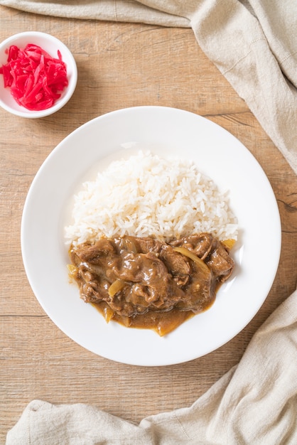 Geschnittener Rindfleisch-Curry-Reis