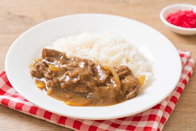 Geschnittener Rindfleisch-Curry-Reis