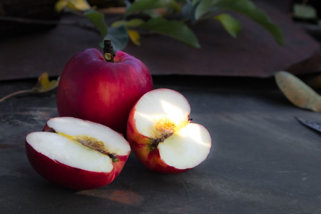 geschnittener roter Apfel auf einem Holztisch