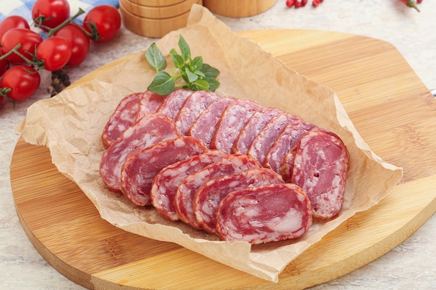 Geschnittener Salami-Wurst-Snack über Bord