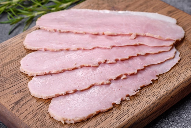 Geschnittener Schinken auf Holzhintergrund Frischer Prosciutto Schweinefleischschinken in Scheiben geschnitten