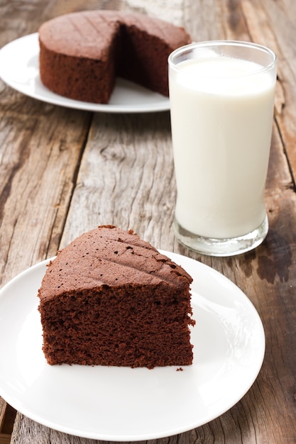 Geschnittener Schokoladenkuchen auf weißer Platte.