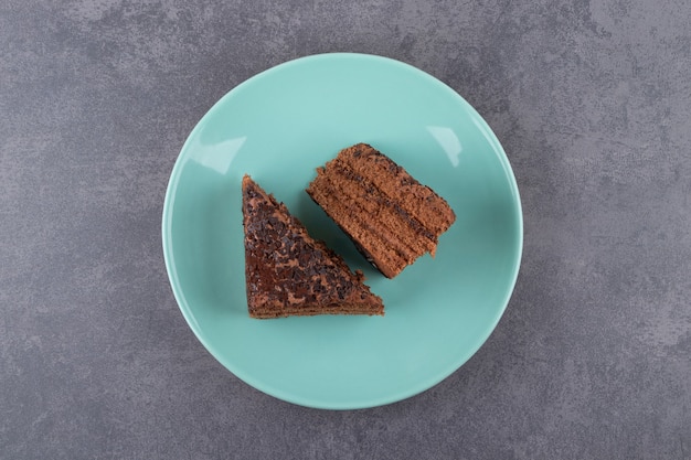 Geschnittener Schokoladenkuchen mit Gabel auf einem Steintisch.