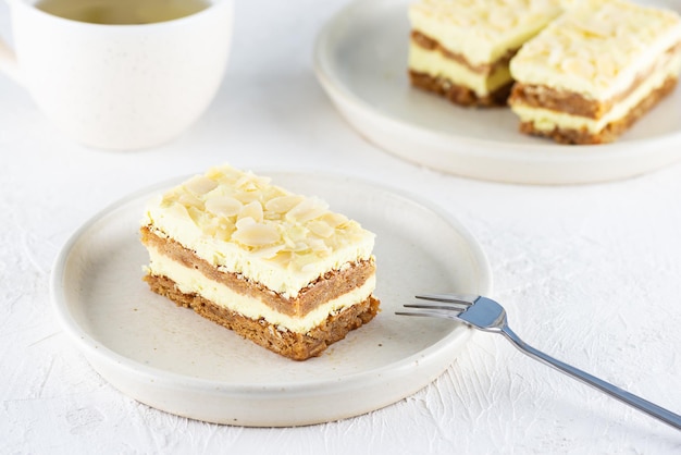 Geschnittener Zitronenkuchen mit Mandeln auf einem Teller Zuckergluten- und laktosefrei und vegan