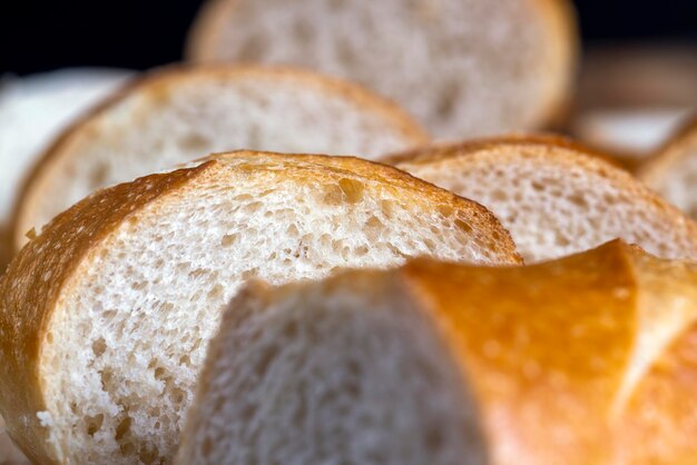 Geschnittenes Baguette beim Kochen in der Küche