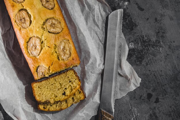 Geschnittenes Bananenbrot auf Backpapier