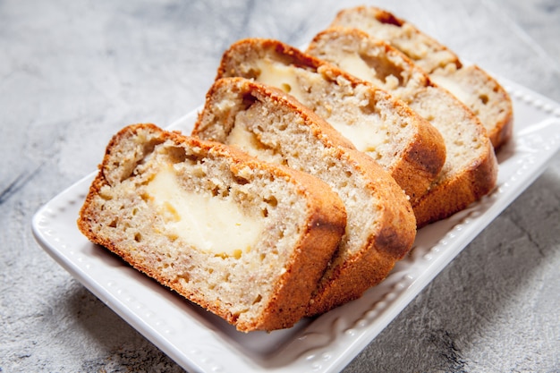 Geschnittenes Bananenbrot mit Frischkäse