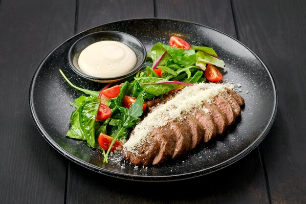 Geschnittenes Beefsteak mit Parmesan und frischem Gemüse