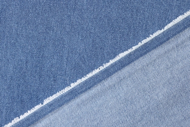 Geschnittenes blaues Denim-Textil hautnah als Hintergrund