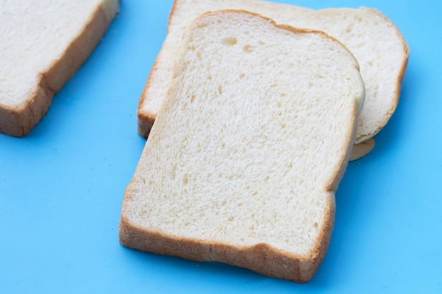 Geschnittenes Brot auf blauem Hintergrund