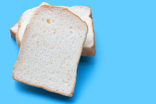 Geschnittenes Brot auf blauem Hintergrund