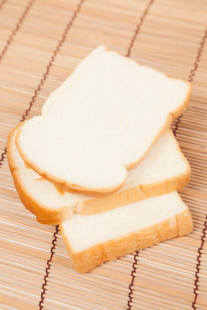 Geschnittenes Brot auf der hölzernen Platte.